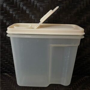 VTG Rubbermaid Servin Saver Storage Container w/1-Quart (4-Cup) Capacity